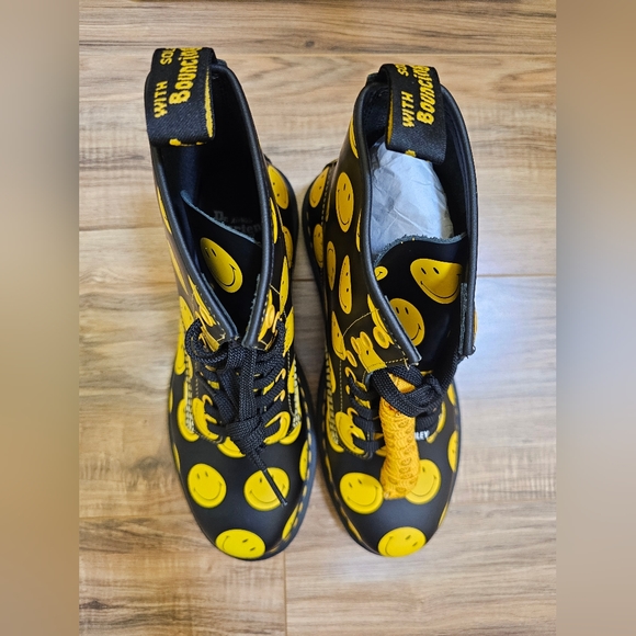 Dr. Martens 1460 SMILEY® SMOOTH LEATHER LACE UP BOOTS, size US 11 - Picture 14 of 15